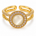 Anillo dorado de centro blanco con halo