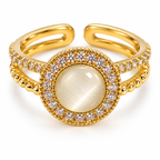 Anillo dorado de centro blanco con halo