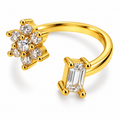Anillo dorado de flor y detalle rectangular
