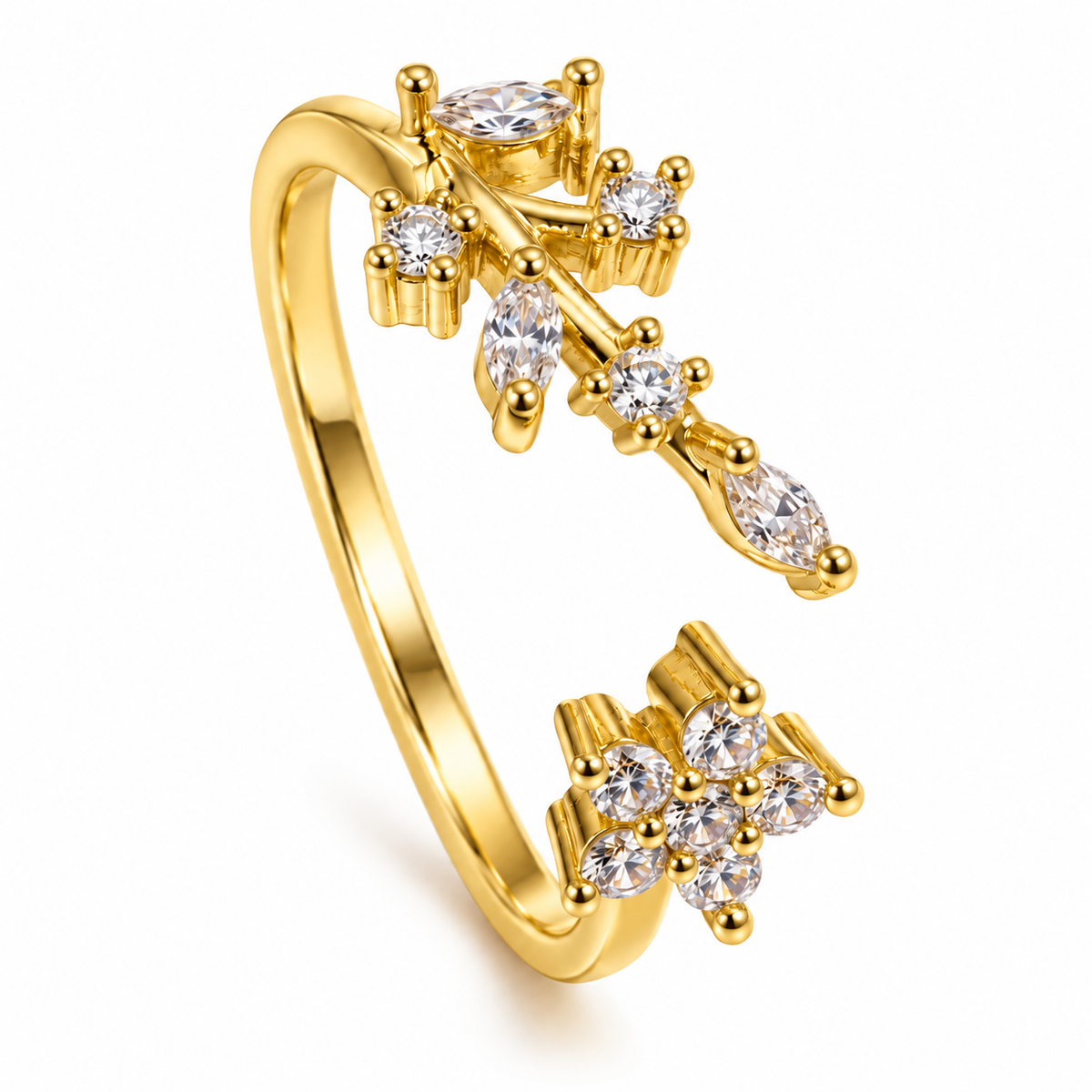 Anillo dorado de flor y hojas en diagonal