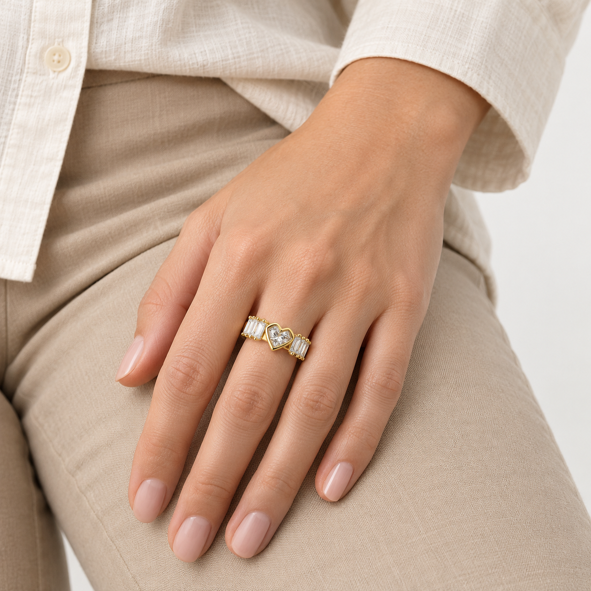 Anillo ajustable dorado de corazón y detalles rectangulares — combinación con ropa; imagen ilustrativa generada con IA, escala no verificada.