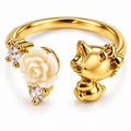 Anillo dorado de gato y rosa blanca