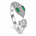Anillo plateado de serpiente con ojos verdes