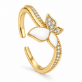 Anillo dorado de mariposa con detalles blancos