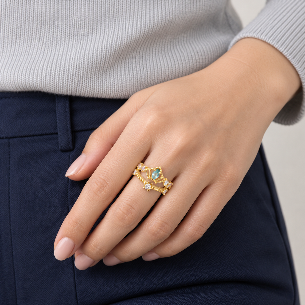 Anillo ajustable dorado de centro azul y doble banda — combinación con ropa; imagen ilustrativa generada con IA, escala no verificada.