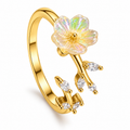 Anillo dorado de flor clara con reflejos