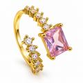 Anillo dorado de centro rectangular rosa