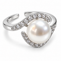 Anillo plateado de esfera blanca con bandas curvas