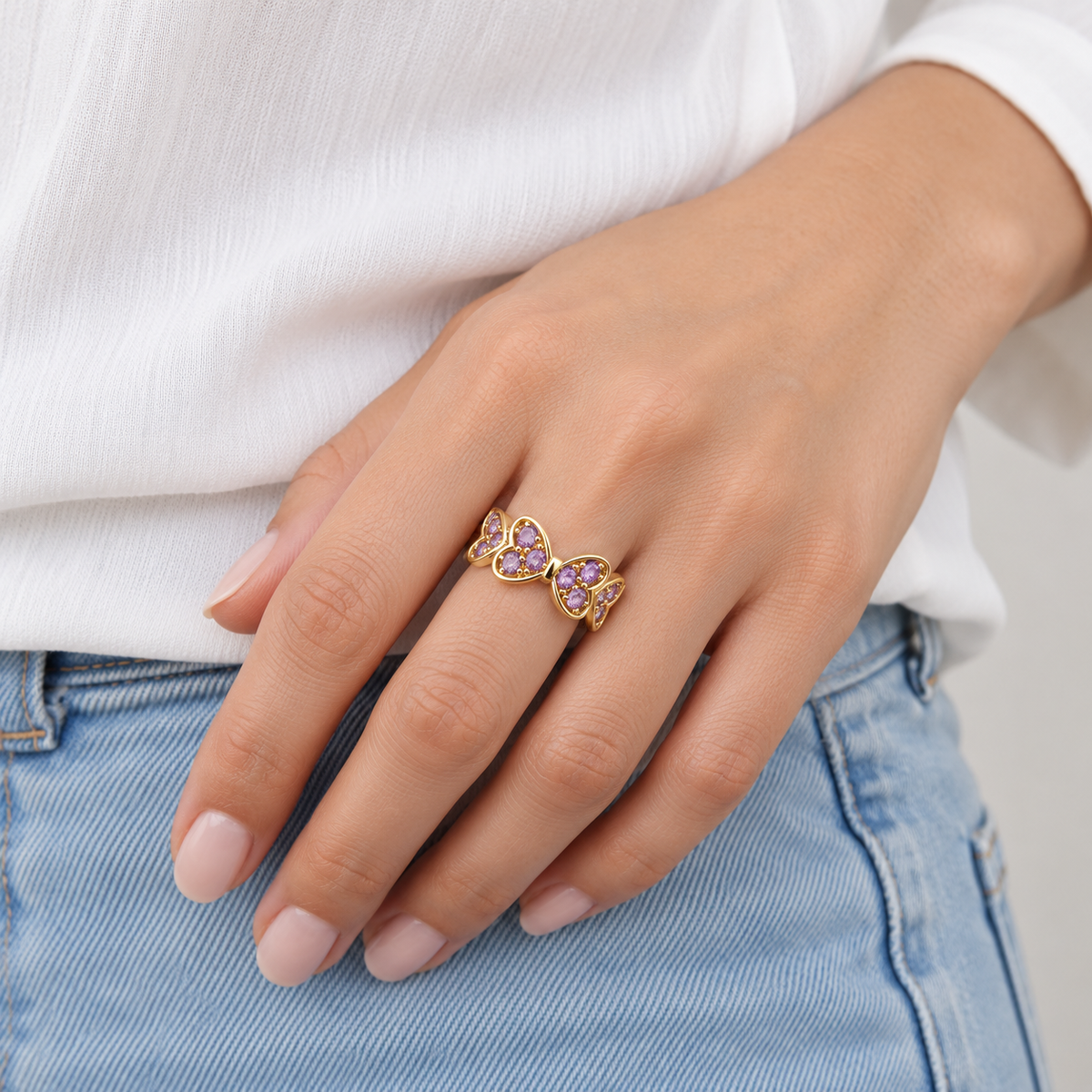 Anillo ajustable dorado de mariposas violetas — combinación con ropa; imagen ilustrativa generada con IA, escala no verificada.
