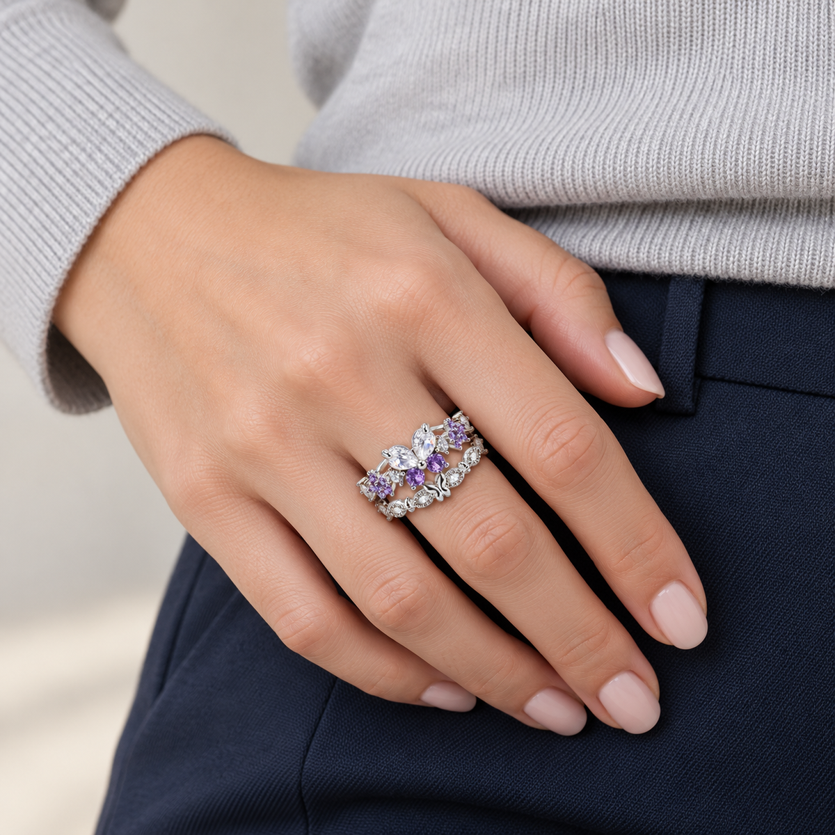 Anillo ajustable plateado de mariposa violeta y flores — combinación con ropa; imagen ilustrativa generada con IA, escala no verificada.