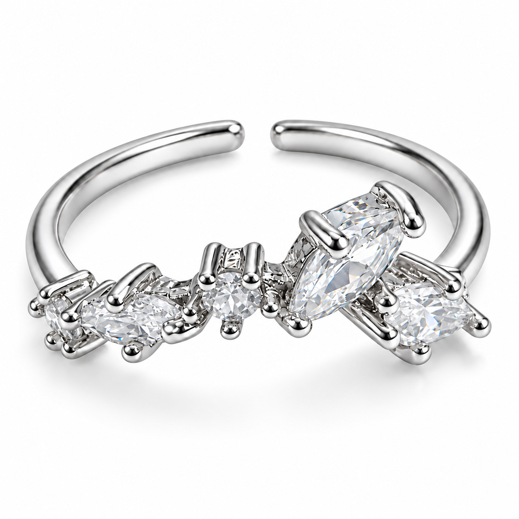 Anillo plateado de detalles diagonales transparentes