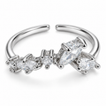 Anillo plateado de detalles diagonales transparentes