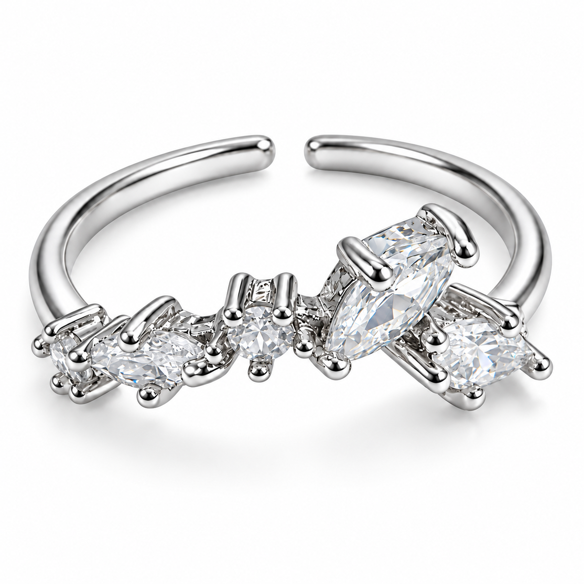Anillo plateado de detalles diagonales transparentes