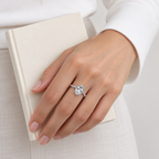 Anillo ajustable plateado de centro oval y aro trenzado — gesto cotidiano; imagen ilustrativa generada con IA, escala no verificada.