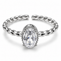 Anillo plateado de centro oval y aro trenzado