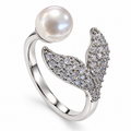 Anillo plateado de alas y esfera blanca