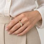 Anillo ajustable dorado de hoja central y flores — combinación con ropa; imagen ilustrativa generada con IA, escala no verificada.