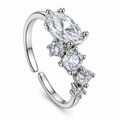 Anillo plateado de gota y detalles redondos