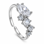 Anillo plateado de gota y detalles redondos