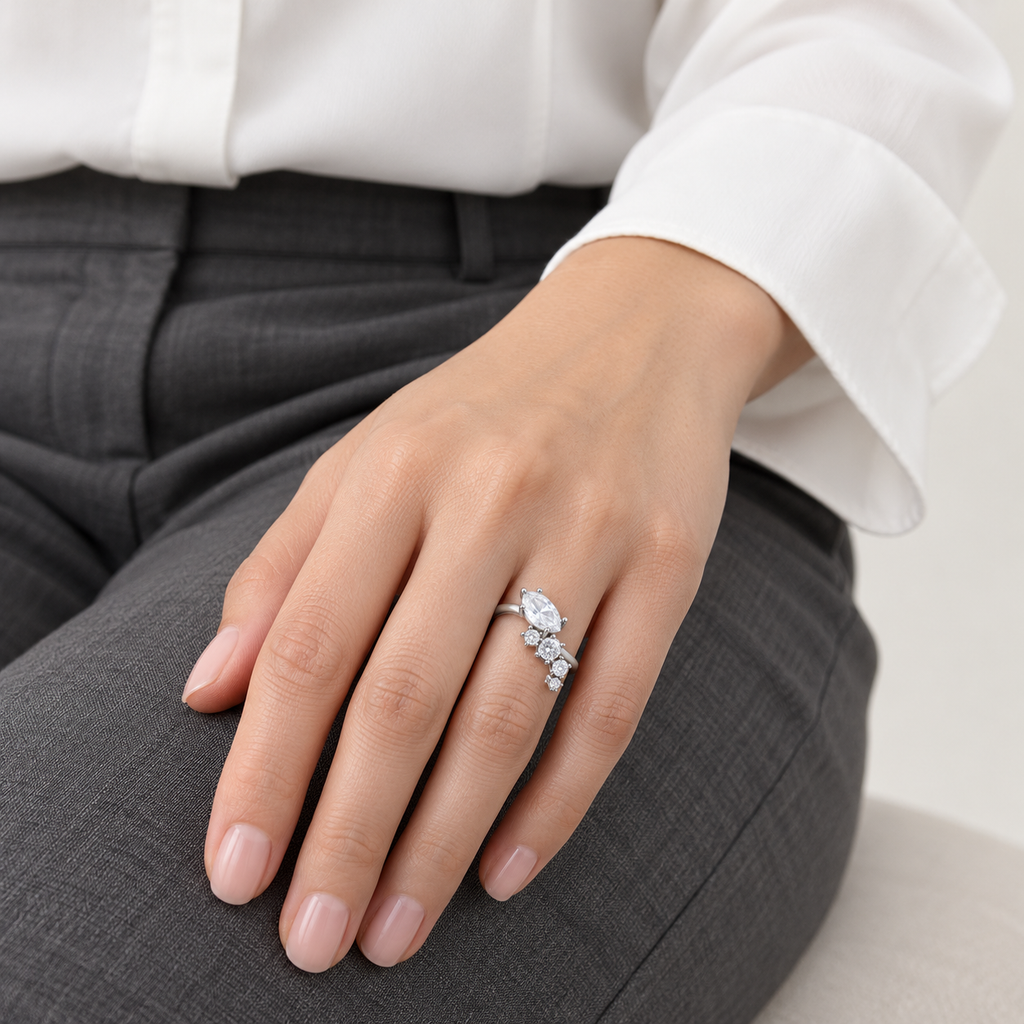 Anillo ajustable plateado de gota y detalles redondos — combinación con ropa; imagen ilustrativa generada con IA, escala no verificada.