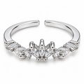 Anillo plateado de tres hojas centrales