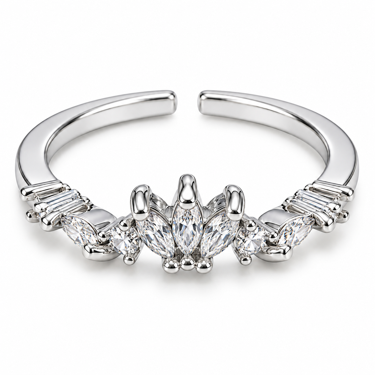Anillo plateado de tres hojas centrales