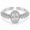 Anillo plateado de centro oval transparente