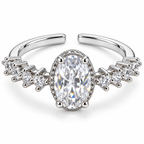 Anillo plateado de centro oval transparente