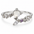 Anillo plateado de centro blanco y rama floral