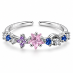 Anillo plateado de estrella rosa y detalles azules