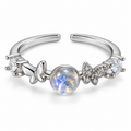 Anillo plateado de centro tornasolado y mariposas