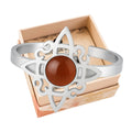 Anillo abierto de acero plateado con diseño de Nudo de Bruja y piedra central de Aventurina Verde redonda.