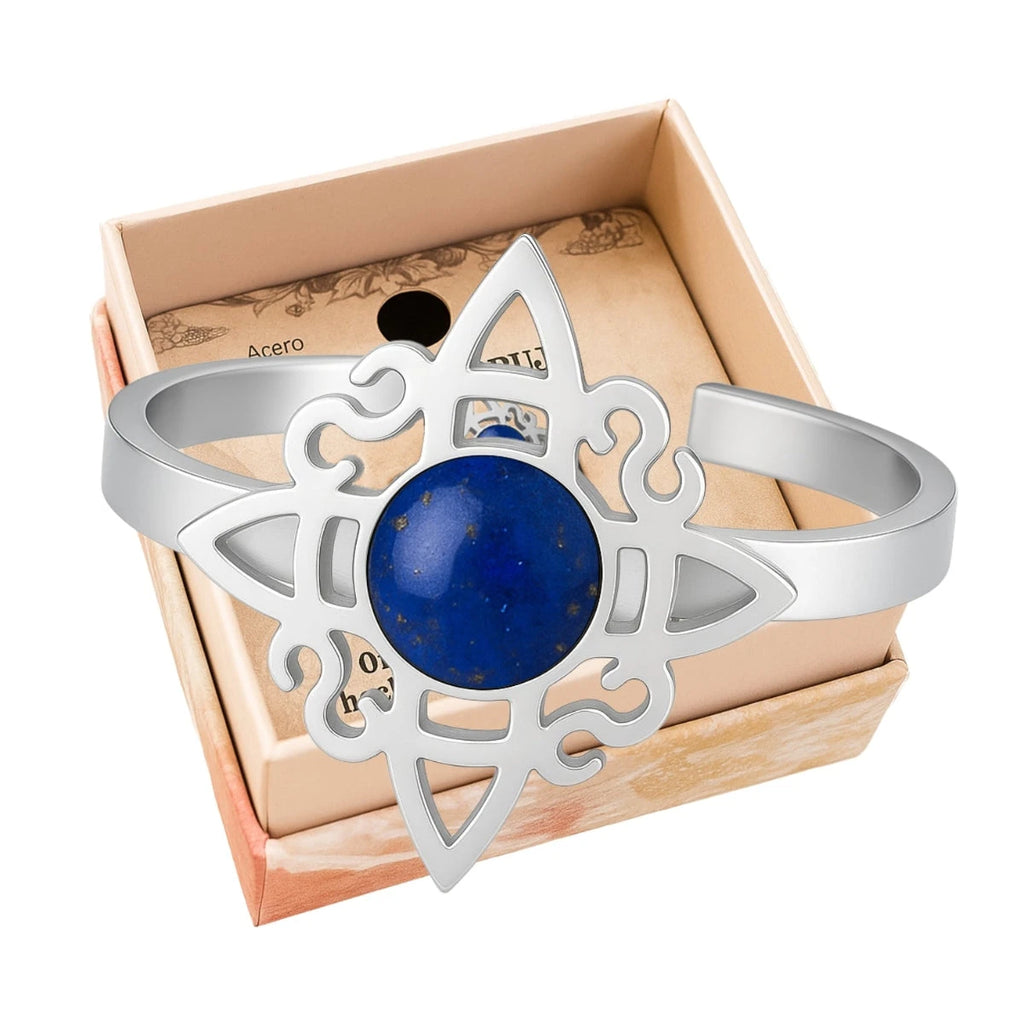 Anillo abierto de acero plateado con diseño de Nudo de Bruja y piedra central de Lapislázuli azul con destellos dorados.