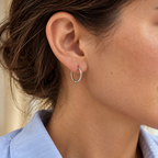 Propuesta de estilo generada con IA: aro Plateado en la oreja; proporción orientativa.