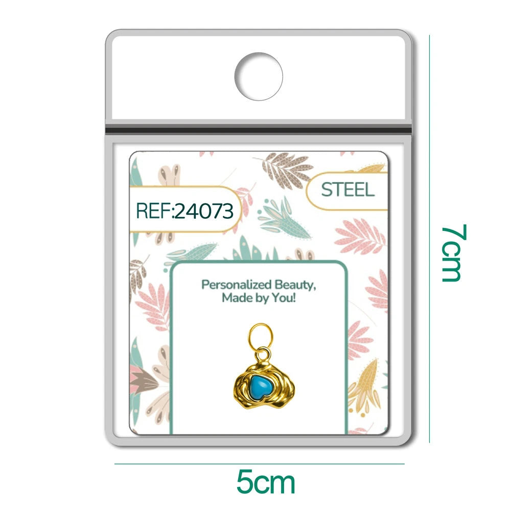Detalle de charm colgante de corazón turquesa con aro de acero