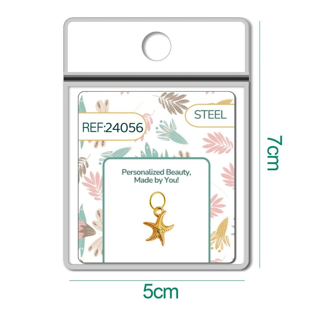 Detalle de charm colgante de estrella de mar dorada con aro de acero