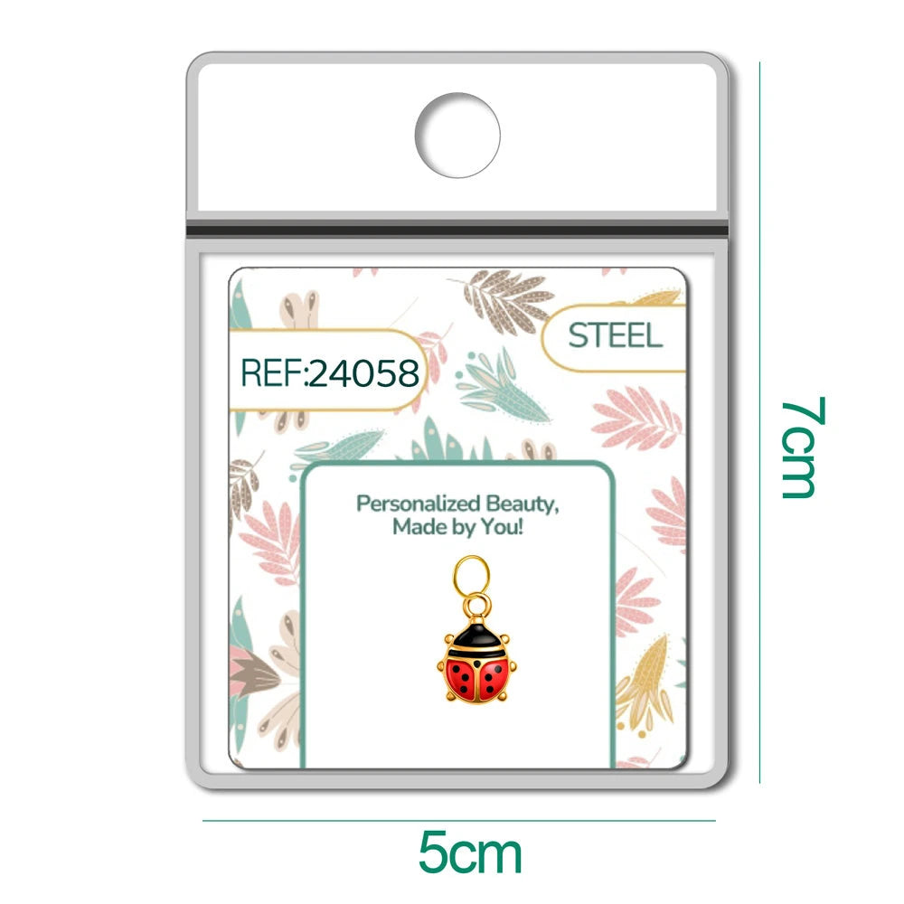 Detalle de charm colgante de mariquita roja con aro de acero