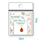 Detalle de charm colgante de mariquita roja con aro de acero