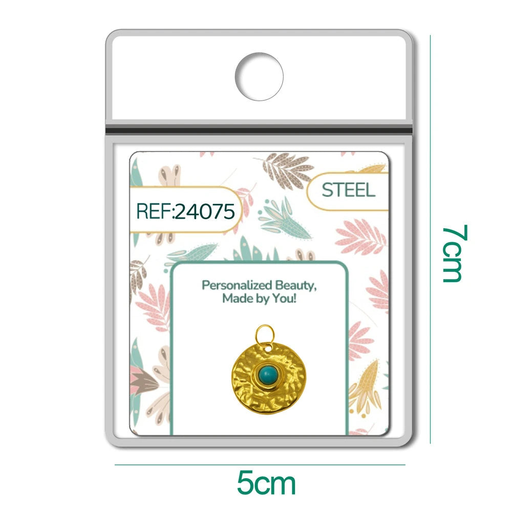 Detalle de charm colgante de medallón turquesa con aro de acero