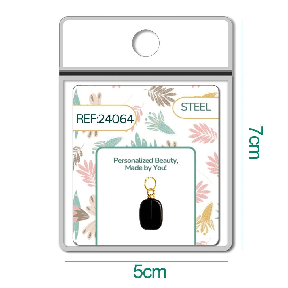 Detalle de charm colgante de ónix negro rectangular con aro de acero