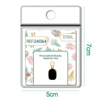 Detalle de charm colgante de ónix negro rectangular con aro de acero
