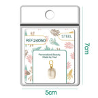 Detalle de charm colgante de piedra blanca rectangular con aro de acero