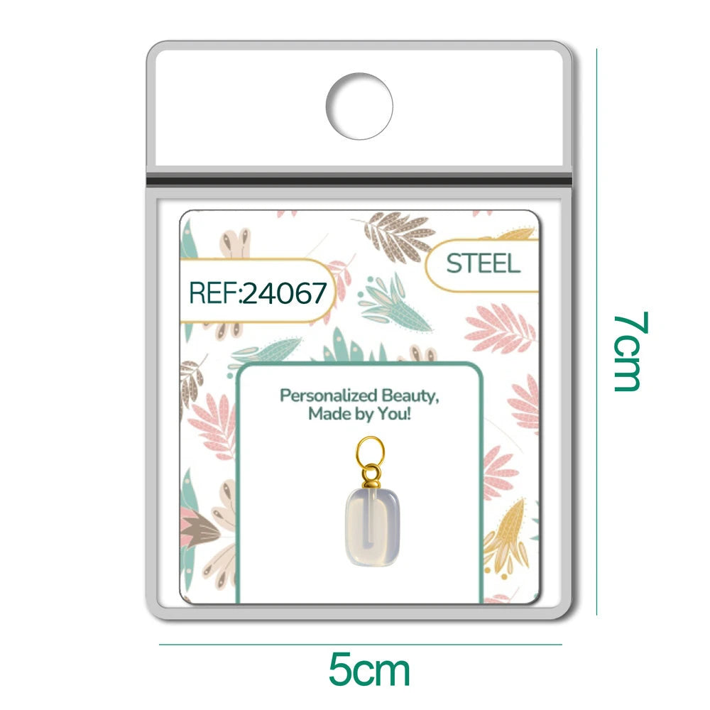 Detalle de charm colgante de piedra lunar rectangular con aro de acero
