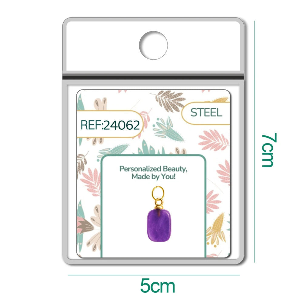 Detalle de charm colgante de piedra morada rectangular con aro de acero
