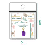 Detalle de charm colgante de piedra morada rectangular con aro de acero