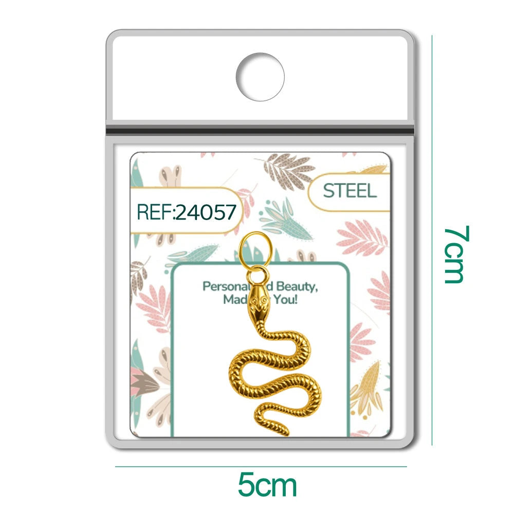 Detalle de charm colgante de serpiente dorada con aro de acero