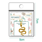 Detalle de charm colgante de serpiente dorada con aro de acero
