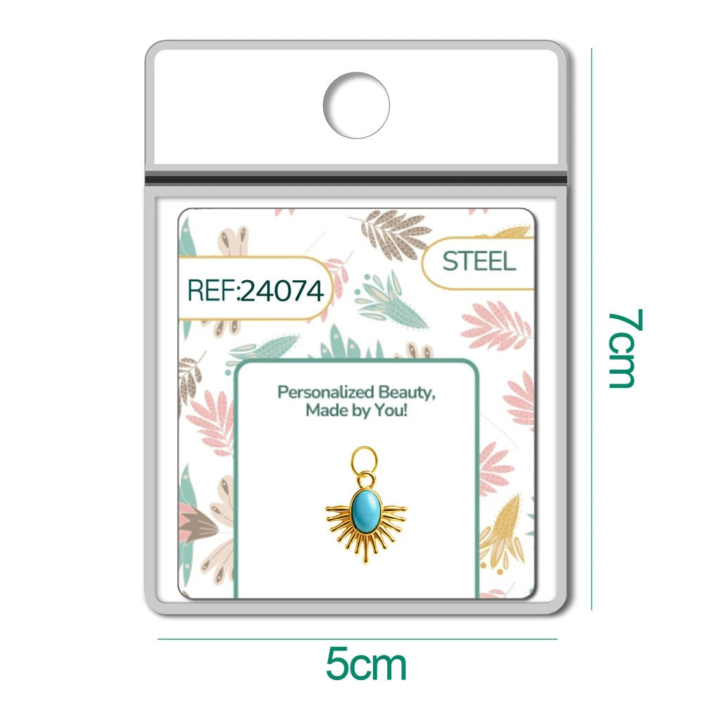 Detalle de charm colgante de sol turquesa con aro de acero