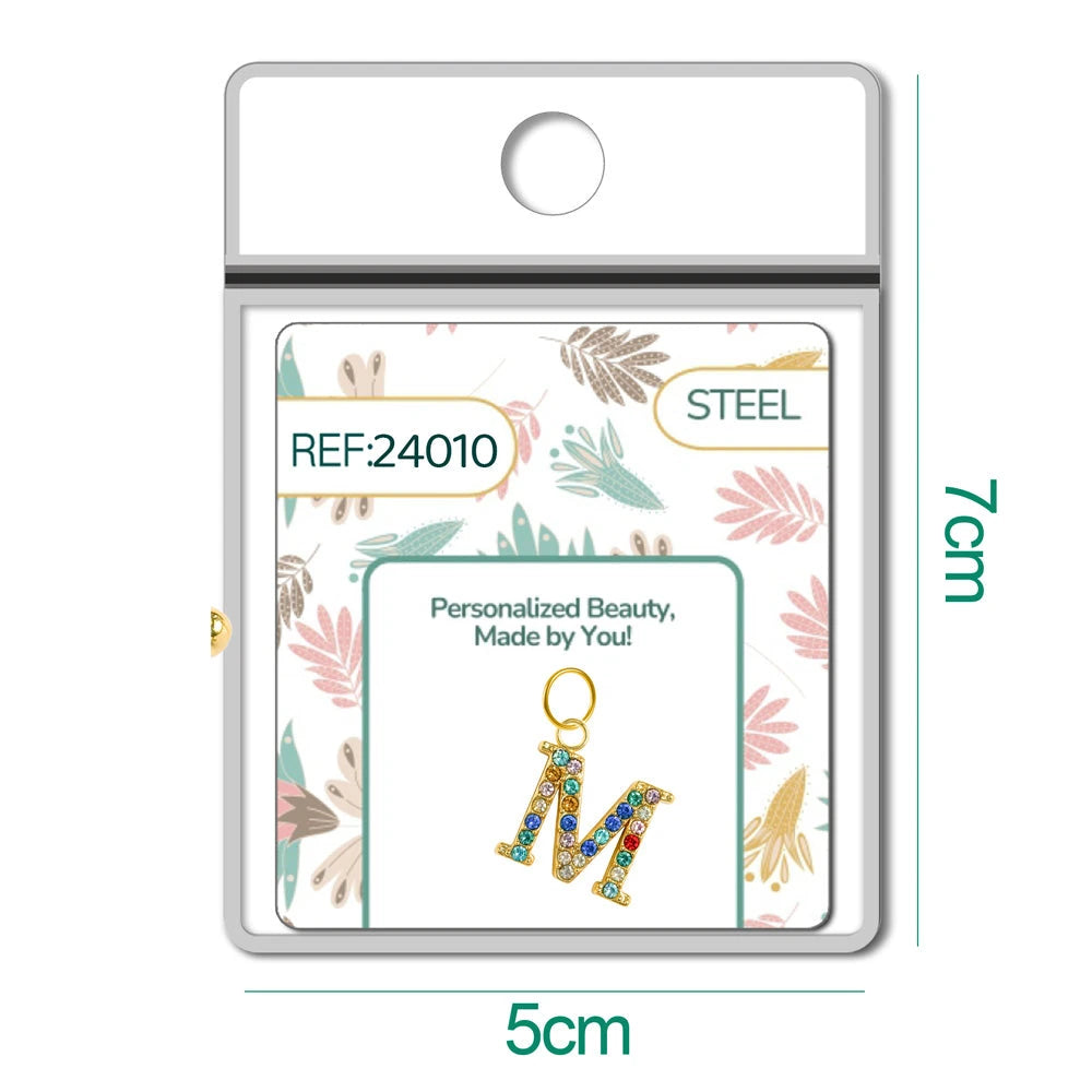 Charm Acero Dorado con Circonita Letra M Colgante detalle