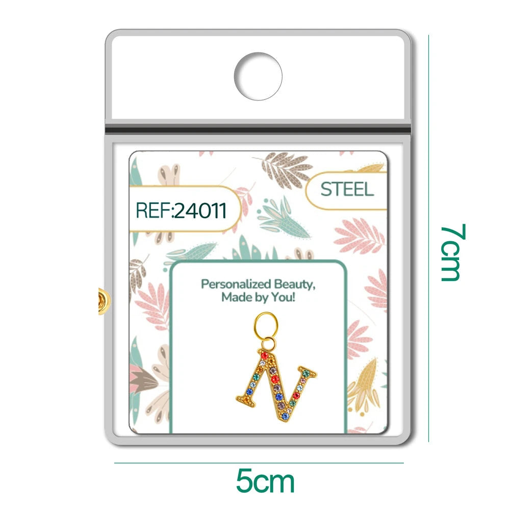 Charm Acero Dorado con Circonita Letra N Colgante detalle